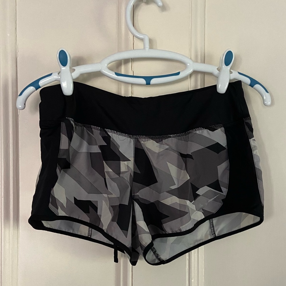 Nike Dri-Fit running shorts in size medium - black & gray geometric pattern